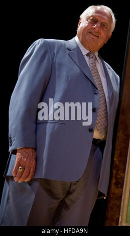 Baseball Hall of Fame inductee and former Los Angeles Dodgers manager Tommy Lasorda poses with his portrait Sept. 22, 2009, in Washington, D.C. The portrait will be hung at the National Portrait Gallery. (DoD photo by Mass Communication Specialist 1st Class Chad J. McNeeley, U.S. Navy/Released) Tommy Lasorda in Washington, DC 2009-09-22 Stock Photo