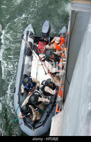 150422-N-EC444-052 ATLANTIC OCEAN (April 22, 2015) Members of the Mauritanian military conducts a visit, board, search and seizure aboard the Military Sealift Command’s joint high-speed vessel USNS Spearhead (JHSV 1) in support of Exercise Saharan Express 2015, April 22. Saharan Express is a U.S. Africa Command-sponsored multinational maritime exercise designed to increase maritime safety and security of the waters of West Africa. (U.S. Navy photo by Lt. Sonny Lorrius/Released) Africa Partnership Station 150422-N-EC444-052 Stock Photo