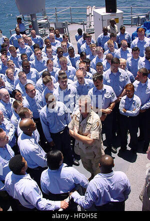 020622-N-0962S-002 At sea aboard USS Oak Hill (LSD 51) Jun. 22, 2002 -- U.S. Army General Tommy R. Franks, Commander in Chief of U.S. Central Command, headquartered at MacDill Air Force Base, FL, speaks to Sailors and Marines aboard USS Oak Hill.  Gen. Franks visited the amphibious warfare ship, deployed in support of Operation Enduring Freedom, exactly four months after Oak Hill left its homeport of Little Creek, VA.   U.S. Navy photo by Journalist Seaman Brandan W. Schulze.  (RELEASED) US Navy 020622-N-0962S-002 General Tommy R. Franks,Commander and Chief of U.S. Central Command Stock Photo