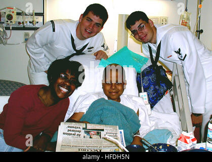 020622-N-8447A-501 Oakland, CA (Jun. 22, 2002) – Electronics Technician 2nd Class Jake Colver (top left) and Electronics Technician 3rd Class Chris Atkinson (far right) are two of the nine Sailors from the Third Fleet Command Ship USS Coronado (AGF 11), who visited patients at the Oakland Children's Hospital.  The Sailors spent time with the children as part of a community relations volunteer project held during a recent port visit to the San Francisco area.  U.S. Navy Photo by Chief Machinist's Mate William Abeita.  (RELEASED) US Navy 020622-N-8447A-501 Electronics Technician 2nd Class Jake C Stock Photo
