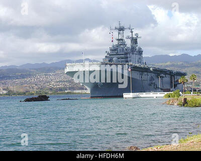020625-N-7564P-001 At sea with the Amphibious Assault Ship USS Tarawa (LHA 1) Jun. 25, 2002 -- USS Tarawa moors behind the USS Utah Memorial on Ford Island, during their port visit to Pearl Harbor, Hawaii.  Tarawa is participating in the early phase of the multinational maritime exercise Rim of the Pacific (RIMPAC) 2002.  In addition to the Tarawa ARG, this year's exercises include a variety of surface combatant ships, submarines and tactical aircraft.  More than 30 ships, 24 aircraft and 11,000 Sailors, Marines, Soldiers, Airman and Coast Guardsmen will participate in RIMPAC 2002.  The purpos Stock Photo