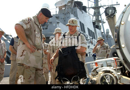 020721-N-3580W-010 At sea aboard the U.S. Navy destroyer USS Hopper (DDG 70) Jul. 21, 2002 -- General Tommy R. Franks, Commander in Chief, United States Central Command, receives a brief from a boarding team member about equipment used during  vessel boarding, search, and seizure (VBSS) operations conducted by USS Hopper.  Gen. Franks visited the guided missile destroyer to personally thank the crew for the outstanding performance in support of Operation Enduring Freedom. U.S. Navy photo by Chief PhotographerÕs Mate Johnny R. Wilson.  (RELEASED) US Navy 020721-N-3580W-010 Gen. Franks visits ab Stock Photo