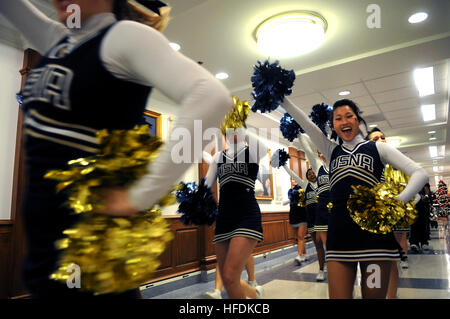 081204-N-5549O-023 WASHINGTON (Dec. 4, 2008) U.S Naval Academy cheerleaders and members of the academy  band perform during a pep-rally at the Pentagon before the upcoming 109th Army-Navy college football game. The teams of the U.S. Military Academy at West Point (Army) and the U.S. Naval Academy (Navy) will meet Dec. 6 in Philadelphia. (U.S. Navy photo by Mass Communication Specialist 2nd Class Kevin S. O'Brien/Released) 081204-N-5549O-023 Stock Photo