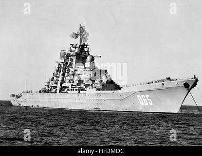 A starboard bow view the Soviet nuclear-powered guided missile cruiser KIROV. ARKR Kirov 1985 anchored Stock Photo