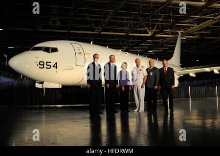 090730-N-8273J-079 SEATTLE (July 30, 2009) Chief of Naval Operations (CNO) Adm. Gary Roughead, center, Washington Gov. Christine Gregoire and senior executives of the Boeing Company pose for a photo in front of the P-8A Poseidon aircraft during a rollout ceremony in Seattle. (U.S. Navy photo by Mass Communication Specialist 1st Class Tiffini Jones Vanderwyst/Released) Boeing P-8A rollout 30 July 2009 Stock Photo