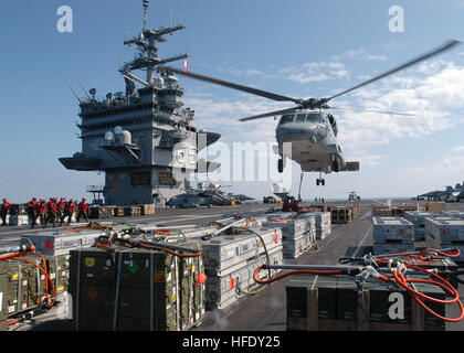 040423-N-9742R-005 Atlantic Ocean (Apr. 23, 2004) - Aviation Ordnancemen attach a pallet of ordnance onto an HH-60H Seahawk assigned to the 'Tridents' of Helicopter Anti-Submarine Squadron Three (HS-3) aboard the USS Enterprise (CVN 65), during an ordnance transfer with USS John F. Kennedy (CV 67). U.S. Navy photo by Photographer's Mate Airman Milosz Reterski. (RELEASED) US Navy 040423-N-9742R-005 Aviation Ordnancemen attach a pallet of ordnance onto an HH-60H Seahawk Stock Photo