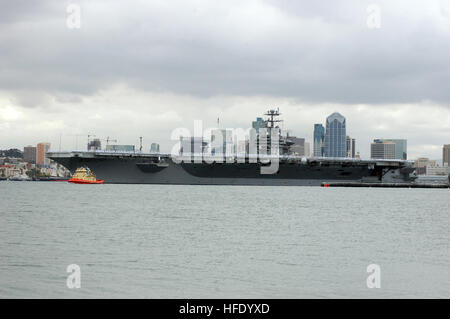 040524-N-1356A-014 San Diego, Calif. (May 24, 2004) - Crew members assigned to USS John C. Stennis (CVN 74) man the rails as the ship departs San Diego harbor. More than 6,200 Sailors assigned to USS John C. Stennis Carrier Strike Group (CSG) deployed from San Diego to conduct operations in the Eastern and Western Pacific for joint and combined operations in support of the global war on terrorism. The Stennis CSG is comprised of the aircraft carrier John C. Stennis, guided-missile cruiser USS Lake Champlain (CG 57), Arleigh Burke-class destroyer USS Howard (DDG 83), guided-missile frigate USS  Stock Photo