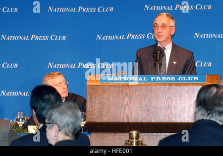 040526-N-2568S-001 Washington, D.C. (May 26, 2004) -- Secretary of the Navy, Gordon R. England addresses members of the press and invited guests at the National Press Club. Secretary England's remarks are available at http://www.chinfo.navy.mil/navpalib/people/secnav/england/speeches/england040526.txt. U.S. Navy photo by Chief Journalist Craig P. Strawser. (RELEASED) US Navy 040526-N-2568S-001 Secretary of the Navy, Gordon R. England addresses members of the press and invited guests at the National Press Club Stock Photo