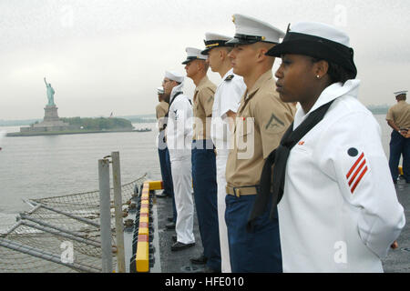 040526-N-6204K-002 New York City, N.Y. (May 26, 2004) - Sailors and Marines 'man the rails' aboard the amphibious assault ship USS Iwo Jima (LHD 7) as she sails into New York Harbor to participate in the 17th annual Fleet Week. Over 4,000 Sailors, Marines and Coast Guardsmen on 12 ships are participating in this year's event held from May 26 to June 2. U.S. Navy photo by Photographer's Mate Airman Christian Knoell (RELEASED) US Navy 040526-N-6204K-002 Sailors and Marines man the rails aboard the amphibious assault ship USS Iwo Jima (LHD 7) Stock Photo