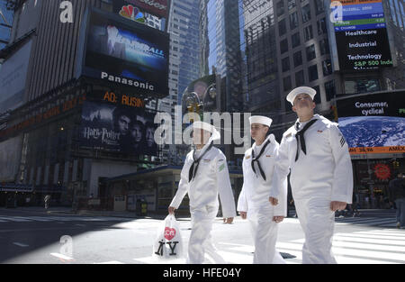 040529-N-4936C-115 New York City, N.Y. (May 29, 2004) - Sailors take in the sights on a windy day in Times Square during the 17th Annual Fleet Week. Over 4,000 Sailors, Marines and Coast Guardsmen on 12 ships are participating in this year's event from May 26 to June 2, 2004. U.S. Navy photo by Journalist Third Class David P Coleman (Released) US Navy 040529-N-4936C-115 Sailors take in the sights on a windy day in Times Square during the 17th Annual Fleet Week Stock Photo