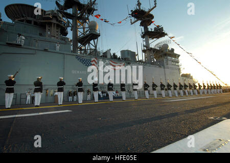 040530-N-6204K-011 New York City, N.Y. (May 30, 2004) - Members of the Marine Corps Silent Drill Team perform on the flight deck of the amphibious assault ship USS Iwo Jima (LHD 7) for a Sunset Parade during Fleet Week 2004 in New York City. The Marine Corps Silent Drill Team trains for several hours each day to perfect their craft. Over 4,000 Sailors, Marines and Coast Guardsmen on 12 ships participated in this year's Fleet Week from May 26 to June 2. U.S. Navy photo By Photographer's Mate Airman Christian Knoell (RELEASED) US Navy 040530-N-6204K-011 Members of the Marine Corps Silent Drill T Stock Photo