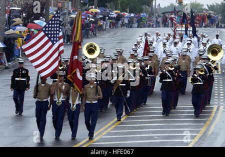 040531-N-6371Q-223 New York City, N.Y. (May 31, 2004) - Marines and Sailors march in the Little Neck Memorial Day Parade in Queens, N.Y., during the 17th Annual Fleet Week 2004.  Over 4,000 Sailors, Marines and Coast Guardsmen on 12 ships are participating in this year's event from May 26 to June 2. U.S. Navy photo by Photographer's Mate Airman Orlando Quintero (RELEASED) US Navy 040531-N-6371Q-223 Marines and Sailors march in the Little Neck Memorial Day Parade in Queens, N.Y., during the 17th Annual Fleet Week 2004 Stock Photo