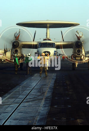 040601-N-3992H-062 Arabian Gulf (Jun. 1, 2004) - Air Department crew members position an E-2C Hawkeye, assigned to the 'Bluetails' of Carrier Airborne Early Warning Squadron One Two One (VAW-121) for launch from one of four steam powered catapults aboard USS George Washington (CVN 73). The Norfolk, Va. based nuclear powered aircraft carrier and Carrier Airwing Seven (CVW-7) are on a scheduled deployment in support of Operation Iraqi Freedom (OIF). U.S. Navy photo by Photographer's Mate Airman Lori Howard (RELEASED) US Navy 040601-N-3992H-062 Air Department crew members position an E-2C Hawkeye Stock Photo