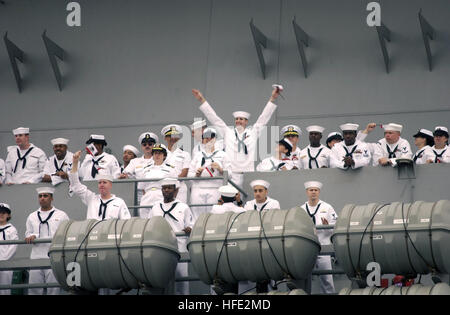040723-N-2830P-036 San Diego, Calif. (July 23, 2004) - An anxious Sailor aboard USS Ronald Reagan (CVN 76) waves to a loved one during the ship's arrival at Naval Station North Island, San Diego, Calif. The NavyÕs newest and most technologically advanced aircraft carrier is completing a two month transit from Norfolk, Va. Homeporting celebrations included various dignitaries like former First Lady Nancy Reagan, members of Congress, state officials and celebrities. The ship, commanded by Capt. James A. Symonds, was commissioned in July 2003. U.S. Navy photo by PhotographerÕs Mate Airman Michael Stock Photo