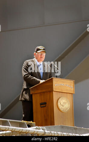 040723-N-9288T-166 San Diego Calif. (July 23, 2004) ñ  Rep. Randy ìDukeî Cunningham addresses the crowd at the homeporting ceremonies of USS Ronald Reagan (CVN 76).  The ship, commanded by Capt. James A. Symonds, was commissioned in July 2003.  U.S. Navy photo by Photographerís Mate 2nd Class Brandon Teeples. (RELEASED) US Navy 040723-N-9288T-166 Rep. Randy Duke Cunningham (R-San Diego) addresses the crowd at the homeporting ceremonies of USS Ronald Reagan (CVN 76) Stock Photo