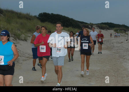 040814-N-0000W-001 Little Creek Naval Amphibious Base, Va. (Aug. 14, 2004) - Runners participate in the Fourth Annual Armed Services YMCA Mud Run held at Little Creek Naval Amphibious Base, Va. Three teams from the Nimitz-class aircraft carrier USS Dwight D. Eisenhower (CVN 69) finished 14th, 17th and 18th. U.S. Navy photo by PhotographerÕs Mate Airman Joel Bates (RELEASED) US Navy 040814-N-0000W-001 Runners participate in the Fourth Annual Armed Services YMCA Mud Run Stock Photo