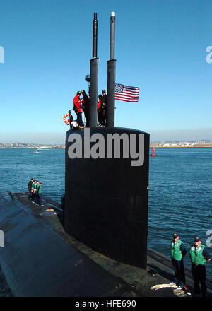041124-N-8977L-002 San Diego, Calif. (Nov. 24, 2004) - The maneuvering watch aboard the Los Angeles-class attack submarine USS Topeka (SSN 754) prepares for mooring after being underway for three days off the coast of San Diego, Calif. Sailors aboard Topeka participated in Submarine Squadron ElevenÕs (COMSUBRON 11) Chef Exchange Program in which chef Paul Murphy from HumphreyÕs by the Bay, San Diego, spent three days aboard Topeka giving Culinary Specialists tips and techniques on how to improve the quality of food and service aboard Topeka. U.S. Navy photo by Photographer's Mate 2nd Class Joh Stock Photo