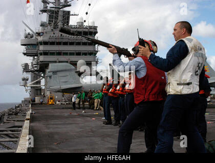 041129-N-9079D-019 Pacific Ocean (November 29, 2004)--Aboard USS Abraham Lincoln (CVN 72), Torpedoman's Mate John N. Hansen prepares to shoot the M-14 shotline on the USNS Rainier T-AOE7. USS Abraham Lincoln (CVN 72) and Carrier Air Wing TWO (CVW-2) are currently deployed to the Western Pacific Ocean.  Carrier Strike Group NINE (CSG-9) is the first to be used in the Surge Role in support of the Chief of Naval Operations Fleet Response Plan.  U.S. Navy photograph by Photographer's Mate Ronald A. Dallatorre (RELEASED) US Navy 041129-N-9079D-028 Torpedoman%%5Ersquo,s Mate John N. Hansen prepares  Stock Photo