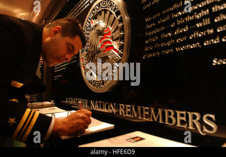 041202-N-3659B-001  Washington D.C (Dec. 2, 2004) Ð Lt. Cmdr. Samuel Delgado, Navy RecruitingÕs 2004 Reserve Diversity Recruiter of the Year, signs a visitor book at the September 11th Memorial in the Pentagon. Delgado, a native of El Paso, Texas, serves as a recruiter at Naval Reserve Recruiting area Pacific in Los Angeles, Calif. He and eight other Navy recruiters and their spouses were honored during Recruiter of the Year week Nov. 29 - 3 Dec. 2004. U.S. Navy photo by PhotographerÕs Mate 3rd Class Joseph M. Buliavac (RELEASED) US Navy 041202-N-3659B-001 Lt. Cmdr. Samuel Delgado, Navy Recrui Stock Photo