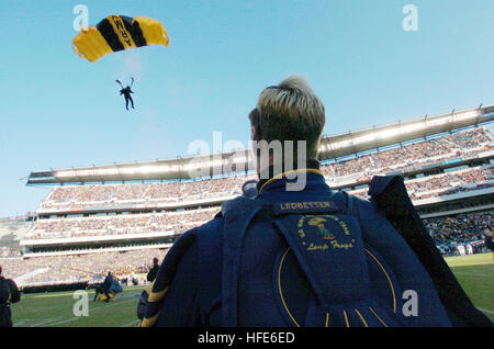 041204-N-9693M-009 Philadelphia, Pa. (Dec. 4, 2004) Ð A member of the Army Golden Knights Parachute Team glides into Lincoln Financial Field as as a member of the Navy Leap Frog Parachute Team looks on during pre-game ceremonies at the 105th Army vs. Navy game. The Navy (8-2) has accepted an invitation to play the Lobos of New Mexico University at the Emerald Bowl in San Francisco on Dec. 30.  U.S. Navy photo by Mr. Damon Moritz (RELEASED) US Navy 041204-N-9693M-009 Black Knights parachute team demonstratoin at 105th Army Navy game Stock Photo