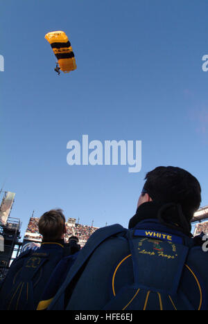 041204-N-2383B-126 Philadelphia, Pa. (Dec. 4, 2004) Ð Members of the U.S. NavyÕs Parachute Team, the Leap Frogs, watch  the U.S. Army Black Knights Parachute Team completes their decent into Lincoln Field, during opening ceremonies for the 105th playing of the Army vs. Navy Game. Navy (8-2) has accepted an invitation to play the Lobos of New Mexico at the Emerald Bowl in San Francisco on Dec. 30. U.S. Navy photo by Chief PhotographerÕs Mate Johnny Bivera  (RELEASED) US Navy 041204-N-2383B-126 Army Black Knights Parachute Team Stock Photo