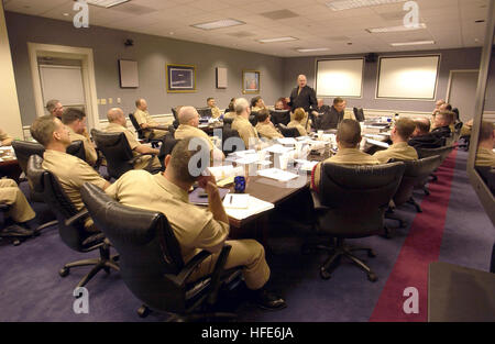 021025-N-2383B-514 Millington, Tenn. (Oct. 25, 2002) -- Adm. Vern Clark, Chief of Naval Operations (CNO), speaks with senior enlisted personnel during a leadership forum at Naval Support Activity Mid-South.  The forum, lead by Master Chief Petty Officer of the Navy (MCPON) Terry Scott, allows an opportunity for senior enlisted leadership to directly communicate with the CNO about issues ranging from concerns about the Navy's future to the current state of naval readiness.  U.S. Navy photo by Chief Photographer's Mate Johnny Bivera.  (RELEASED) US Navy 021025-N-2383B-514 Leadership forum at Nav Stock Photo