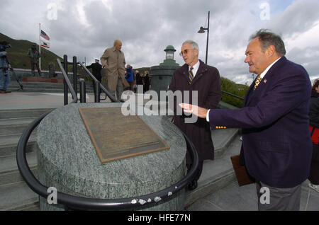 041229-N-9693M-233 San Francisco, Calif. (Dec. 29, 2004) - Secretary of the Navy (SECNAV), Gordon England, reviews a plaque at the Lone Sailor Memorial as Jackson Schultz, right, San Francisco Lone Sailor memorial official, details the features of the memorial. The Secretary later laid a wreath in honor of Sailors and Marines at the statue. The Lone Sailor Memorial at Vista Point Outlook on the northern end of the Golden Gate Bridge offers scenic views of San Francisco, the Golden Gate Bridge and historic Alcatraz prison. The 7-foot tall and 800 pounds of bronze-statue stand with his seabag fa Stock Photo