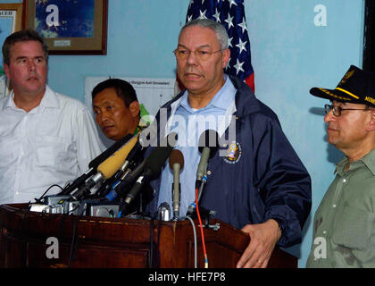 050105-N-6020P-115 Aceh, Sumatra, Indonesia (Jan. 5, 2005) Ð Secretary of State Colin Powell speaks to members of the international press about the United StateÕs involvement in disaster relief at a press conference held at the Banda Aceh, Sumatra, Indonesia airport. The Abraham Lincoln Carrier Strike Group is currently operating in the Indian Ocean off the waters of Indonesia and Thailand in support of Operation Unified Assistance. U.S. Navy photo by PhotographerÕs Mate 3rd Class Gabriel Piper (RELEASED) US Navy 050105-N-6020P-115 Secretary of State Colin Powell speaks to members of the inter Stock Photo