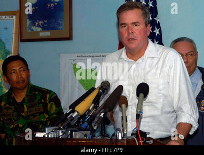 050105-N-6020P-120 Aceh, Sumatra, Indonesia (Jan. 5, 2005) Ð Florida Governor Jeb Bush speaks to members of the international press about the United StateÕs involvement in disaster relief at a press conference held at the Banda Aceh, Sumatra, Indonesia airport. The Abraham Lincoln Carrier Strike Group is currently operating in the Indian Ocean off the waters of Indonesia and Thailand in support of Operation Unified Assistance. U.S. Navy photo by PhotographerÕs Mate 3rd Class Gabriel Piper (RELEASED) US Navy 050105-N-6020P-120 Florida Governor Jeb Bush speaks to members of the international pre Stock Photo