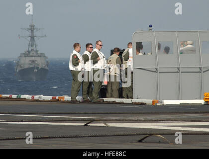 050113-N-2838C-010 Atlantic Ocean (Jan. 13, 2005) - Landing Signal Officers (LSO) observe USS Oscar Austin (DDG 79) as it participates in a training exercise with USS Theodore Roosevelt (CVN 71). The nuclear powered aircraft carrier is currently conducting flight deck certification in the Atlantic Ocean. U.S. Navy photo by Photographer's Mate Airman Michael Cole (RELEASED) US Navy 050113-N-2838C-010 Landing Signal Officers (LSO) observe USS Oscar Austin (DDG 79) as it participates in a training exercise with USS Theodore Roosevelt (CVN 71) Stock Photo