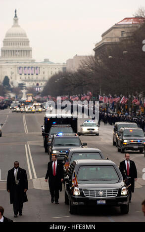 Flanked by Secret Service agents, President George W. Bush and first lady Laura Bush travel the inaugural parade route in an armored limousine headed toward the White House. President Bush renewed the oath of office early in the day at the nation's Capitol with thousands of spectators in attendance. DoD photo by Journalist 2nd Class Mark O'Donald, US Navy. (Released) US Navy 050120-N-1928O-285 Flanked by Secret Service agents, President George W. Bush and First Lady Laura Bush travel the inaugural parade route in an armored limousine headed toward the White House Stock Photo
