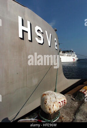 050130-N-8629M-090 Singapore (Jan. 30, 2005) - High Speed Vessel Two (HSV 2) Swift arrives in Singapore carrying humanitarian aid supplies, including medicine for the Military Sealift Command hospital ship USNS Mercy (T-AH 19). Mercy has been forward deployed to support Operation Unified Assistance, the humanitarian operation effort in the wake of the Tsunami that struck South East Asia. U.S. Navy photo By Photographer's Mate 3rd Class Rebecca J. Moat (RELEASED) US Navy 050130-N-8629M-090 High Speed Vessel Two (HSV 2) Swift arrives in Singapore carrying humanitarian aid supplies, including med Stock Photo