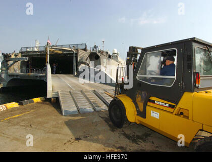 050130-N-8629M-123 Singapore (Jan. 30, 2005) - A forklift offload supplies from the High Speed Vessel Two (HSV 2) Swift in Singapore. HSV 2 Swift is carrying humanitarian aid supplies, including medicine for Military Sealift Command hospital ship USNS Mercy (T-AH 19). Mercy has been forward deployed in support of Operation Unified Assistance, the humanitarian operation effort in the wake of the tsunami that struck South East Asia. U.S. Navy photo By Photographer's Mate 3rd Class Rebecca J. Moat (RELEASED) US Navy 050130-N-8629M-123 A forklift offload supplies from the High Speed Vessel Two (HS Stock Photo