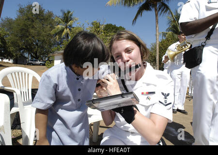 050216-N-7923C-247 Goa, India (Feb. 16, 2005) - Musician 3rd Class Amanda Leslie, assigned to the U.S. Seventh Fleet Band aboard USS Blue Ridge (LCC 19), performs during a community service project at the Saint Francis Xavier School for Children with Special Needs. Blue Ridge, the flagship of the U.S. Seventh Fleet, was in Goa on a scheduled port visit Feb. 15-18, 2005. U.S. Navy photo by Chief Journalist Rick Chernitzer (RELEASED) US Navy 050216-N-7923C-247 Musician 3rd Class Amanda Leslie, assigned to the U.S. Seventh Fleet Band aboard USS Blue Ridge (LCC 19), performs during a community ser Stock Photo