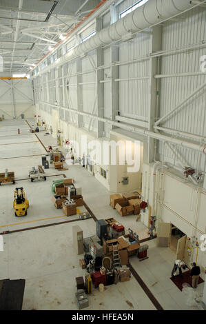 050223-N-8228R-711 Naval Air Station Brunswick, Maine (Feb. 23, 2005) Ð Sailors assigned to the ÒTridentsÓ of Patrol Squadron Two Six (VP-26), move into their newly built hanger on board Naval Air Station (NAS) Brunswick, Maine. With new home cycle durations and Fleet Readiness Plan, 'Hangar Six' was built to assure that all the squadrons at NAS Brunswick would have their own hanger. U.S. Navy photo by PhotographerÕs Mate 2nd Class Johnathan Roark (RELEASED) US Navy 050223-N-8228R-711 Sailors assigned to the Tridents of Patrol Squadron Two Six (VP-26), move into their newly built hanger on boa Stock Photo