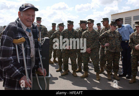 050303-N-0000W-001 Miramar, Calif. (Mar. 3, 2005) Ð Retired Navy Lt. John W. Finn, the oldest living recipient of the Medal of Honor, speaks to Marines and Sailors assigned to Marine Aviation Logistics Squadron 11, Marine Aircraft Group 11, 3rd Marine Aircraft Wing, on board Marine Corps Air Station Miramar, Calif. Finn served as a Navy Chief Ordnanceman during the attack on Pearl Harbor and expressed interest in meeting todayÕs ordnancemen. U.S. Marine Corps photo by Lance Cpl. Skye Jones (RELEASED) US Navy 050303-N-0000W-001 Retired Navy Lt. John W. Finn, the oldest living recipient of the M Stock Photo