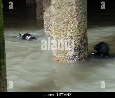 050309-N-7205P-068 Umm Qasr, Iraq (Mar. 9, 2005) - Working as a two-man team, Equipment Operator 1st Class Nicholas Gegg and Steelworker 2nd Class Robert Marron, both assigned to Underwater Construction Team One (UCT-1), dive to inspect the integrity of a pier piling at the Iraqi naval base in Umm Qasr, Iraq. U.S. Navy photo by Interior Communications Electrician 1st Class Kelly R. Preston (RELEASED) US Navy 050309-N-7205P-068 Working as a two-man team, Equipment Operator 1st Class Nicholas Gegg and Steelworker 2nd Class Robert Marron, both assigned to Underwater Construction Team One (UCT-1), Stock Photo