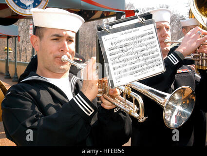 050319-N-1161S-007 Williamsburg, Va. (Mar. 19, 2005) - Sailors from the Atlantic Fleet Band, lead by Navy Musician 1st Class Tom Riddle, plays the National Anthem at a dedication ceremony for the Armed Services at Busch Gardens in Williamsburg, Virginia. U.S. Navy photo by PhotographerÕs Mate Airman Najah Stanford (RELEASED) US Navy 050319-N-1161S-007 Sailors from the Atlantic Fleet Band, lead by Navy Musician 1st Class Tom Riddle, plays the National Anthem at a dedication ceremony for the Armed Services at Busch Gardens in Williamsburg, Virginia Stock Photo