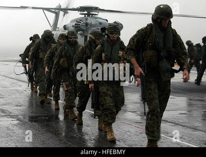 050401-N-3557N-027 Atlantic Ocean (Apr. 1, 2005) - Marines assigned to the 26th Marine Expeditionary Unit exit a CH-53E Super Stallion helicopter and transit the flight deck aboard the amphibious assault ship USS Kearsarge (LHD 3) during expeditionary strike group drills. Kearsarge and embarked 26th Marine Expeditionary Unit are on a regularly scheduled deployment in support of the Global War on Terrorism. U.S. Navy photo by Photographer's Mate Airman Christopher James Newsome (RELEASED) US Navy 050401-N-3557N-027 Marines assigned to the 26th Marine Expeditionary Unit exit a CH-53E Super Stall Stock Photo
