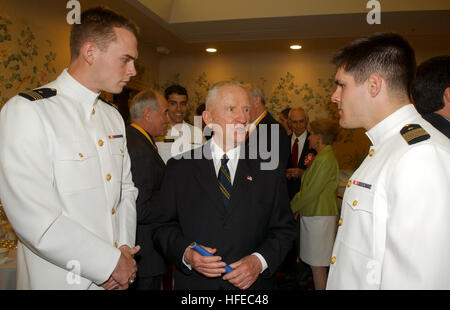 050415-N-0000X-002 Annapolis, Md. (Apr. 15, 2005) - Mr. H. Ross Perot speaks with U.S. Navy Midshipmen prior to a special ceremony for four new Naval Academy Distinguished Graduates. The graduates will be honored for providing a lifetime of service to the nation or armed services, making significant contributions through public service, and demonstrating strong interest in supporting the Navy and their Alma Mater. The four new Naval Academy Distinguished Graduates joined only 24 others to be honored. U.S. Navy photo (RELEASED) US Navy 050415-N-0000X-002 Mr. H. Ross Perot speaks with U.S. Navy  Stock Photo