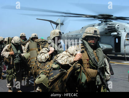 050415-N-3557N-032 Mediterranean Sea (Apr. 15, 2005) - U.S. Marines assigned to the 26th Marine Expeditionary Unit exit a CH-53E Super Stallion helicopter and transit the flight deck aboard the amphibious assault ship USS Kearsarge (LHD 3) during expeditionary strike group drills. The Kearsarge Expeditionary Strike Group is on a regularly scheduled deployment in support of the Global War on Terrorism. U.S. Navy photo by Photographer's Mate Airman Christopher J. Newsome (RELEASED) US Navy 050415-N-3557N-032 U.S. Marines assigned to the 26th Marine Expeditionary Unit exit a CH-53E Super Stallion Stock Photo
