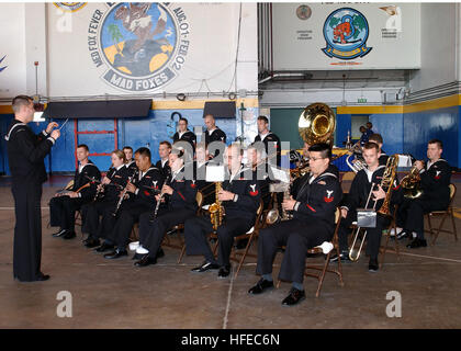 050418-N-1550W-002 Sigonella, Sicily (Apr. 18, 2005) Ð A U.S. Navy band plays at the change of command ceremony for Patrol Squadron Five (VP-5). Cmdr. William D. Johns relieved Cmdr. Sean C. Cannon while on deployment in Sigonella, Sicily from Naval Air Station Jacksonville, Florida. U.S. Navy photo by Photographer's Mate 2nd Class Elizabeth Williams (RELEASED) US Navy 050418-N-1550W-002 A U.S. Navy band plays at the change of command ceremony for Patrol Squadron Five (VP-5) Stock Photo