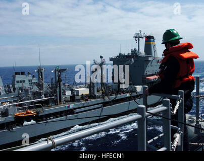 050505-N-3455P-004 Pacific Ocean (May 5, 2005) - A Sailor assigned to the amphibious assault ship USS Boxer (LHD 4) assists with the transfer of fuel from the Military Sealift Command (MSC) underway replenishment oiler USNS Rappahannock (T-AO 204). Boxer is currently deployed and scheduled to participate in Exercise Talisman Sabre, a combined exercise between U.S. and Australian forces in the Seventh Fleet. U.S. Navy photo by Photographer's Mate Airman Rudy Polach (RELEASED) US Navy 050505-N-3455P-004 A Sailor assigned to the amphibious assault ship USS Boxer (LHD 4) assists with the transfer  Stock Photo