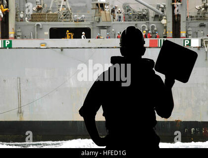 050602-N-0499M-068 Pacific Ocean (June 3, 2005) - Boatswain's Mate Seaman Joushua C. Miles, acts as line signalman during an underway replenishment with the Military Sealift Command (MSC) fast combat support ship USNS Rainer (T-AOE 7) aboard the Nimitz-class aircraft carrier USS Abraham Lincoln (CVN 72). Lincoln is currently at sea conducting readiness training in support of the NavyÕs Fleet Response Plan. U.S. Navy photo by PhotographerÕs Mate 3rd Class James R. McGury (RELEASED) US Navy 050602-N-0499M-068 Boatswain's Mate Seaman Joushua C. Miles, acts as line signalman during an underway rep Stock Photo