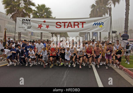 050522-N-7286M-004 San Diego, Calif. (May 22, 2005) - Participants begin the NavyÕs 19th Annual Bay Bridge Run/Walk 2005, a four-mile marathon over Coronado Bridge from the San Diego Gas Lamp District. Over 5,400 people participated in the event to raise money for Navy quality of life programs sponsored by Moral, Welfare, and Recreation (MWR). U.S. Navy photo by PhotographerÕs Mate 2nd Class Daniel R. Mennuto (RELEASED) US Navy 050522-N-7286M-004 Participants begin the Navy%%5Ersquo,s 19th Annual Bay Bridge Run-Walk 2005, a four-mile marathon over Coronado Bridge from the San Diego Gas Lamp Di Stock Photo