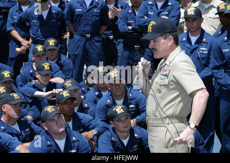 030424-N-3228G-004 Pearl Harbor, Hawaii (Apr. 24, 2003) -- Master Chief Petty Officer of the Navy Terry Scott (MCPON) delivers words of encouragement and discusses issues with Sailors during an all-hands call aboard the guided missile destroyer USS Russell (DDG 59) on the shipÕs flight deck.  Scott has been visiting Navy and Marine Corps facilities around Oahu all week and speaking with Sailors about benefits, the state of the Navy, and his recent experiences in the Arabian Gulf.  U.S. Navy photo by PhotographerÕs Mate 1st William R. Goodwin.  (RELEASED) US Navy 030424-N-3228G-004 Master Chief Stock Photo