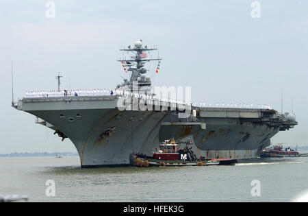 030529-N-6607P-004 Naval Station Norfolk, Va. (May 29, 2003) -- USS Theodore Roosevelt (CVN 71) is assisted to the pier by tug boats at Naval Station Norfolk. The Roosevelt is returning from deployment in support of Operations Enduring and Iraqi Freedom.  U.S. Navy photo by Photographer's Mate 3rd Class Delia Pettit.  (RELEASED) US Navy 030529-N-6607P-004 USS Theodore Roosevelt (CVN 71) is assisted to the pier by tug boats at Naval Station Norfolk Stock Photo