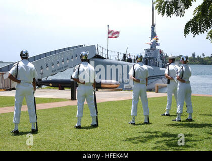 030501-N-0106C-003 Pearl Harbor, Hawaii (May 1, 2003) -- Sailors assigned to the Naval Station Pearl Harbor Firing Detail stand at parade rest near the submarine USS Bowfin (SS 287).  The firing detail was part of the ceremonies at the USS Bowfin Submarine Museum and Park commemorating the 60th anniversary of Bowfin's commissioning. Former Bowfin crew, including a former Bowfin Commanding Officer were in attendance at the ceremony.  U.S. Navy photo by Journalist 1st Class Daniel J. Calder—n.  (RELEASED) US Navy 030501-N-0106C-003 Sailors assigned to the Naval Station Pearl Harbor Firing Detail Stock Photo