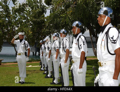 030501-N-0106C-002 Pearl Harbor, Hawaii (May 1, 2003) -- Sailors assigned to the Naval Station Pearl Harbor Firing Detail stand at attention during the National Anthem. The firing detail was part of the ceremonies at the USS Bowfin Submarine Museum and Park commemorating the 60th anniversary of Bowfin's commissioning.  Former Bowfin crew, including a former Bowfin Commanding Officer were in attendance at the ceremony.  U.S. Navy photo by Journalist 1st Class Daniel J. Calder—n.  (RELEASED) US Navy 030501-N-0106C-002 Sailors assigned to the Naval Station Pearl Harbor Firing Detail stand at atte Stock Photo