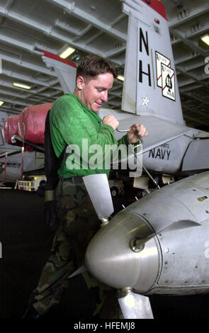 030717-N-0413R-003 Central Command Area of Responsibility (July17, 2003) –  Aviation Electrician’s Mate 2nd Class Timothy Huey of Los Angeles, Calif., fixes the rotating Turbine of an Aerial Refueling Store (ARS) in the Hangar Bay aboard USS Nimitz (CVN 68).  Nimitz Carrier Strike Force and Carrier Air Wing 11 (CVW-11) are currently deployed in support of Ope030717-N-0413R-003 Central Command Area of Responsibility (Jul. 17, 2003) -- Aviation ElectricianÕs Mate 2nd Class Timothy Huey from Los Angeles, Calif., fixes the rotating Turbine of an Aerial Refueling Store (ARS) in the hangar bay aboar Stock Photo